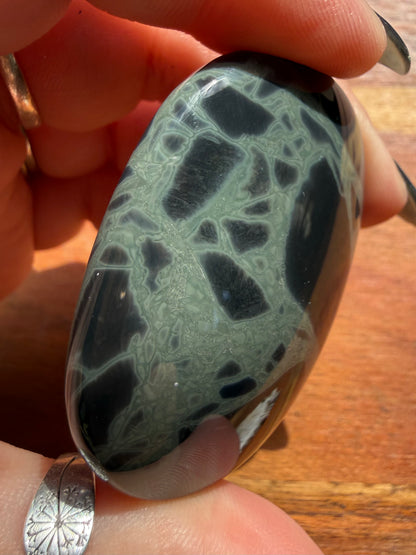 SPIDERWEB OBSIDIAN PALM STONE