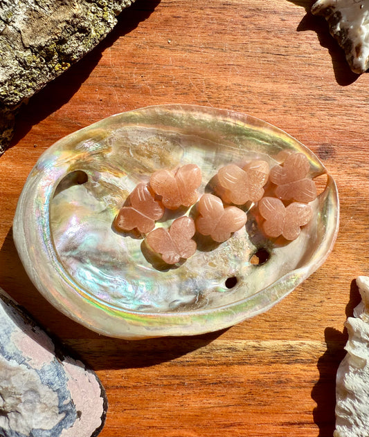 MINI PEACH MOONSTONE BUTTERFLY CARVING [OTY. 1]