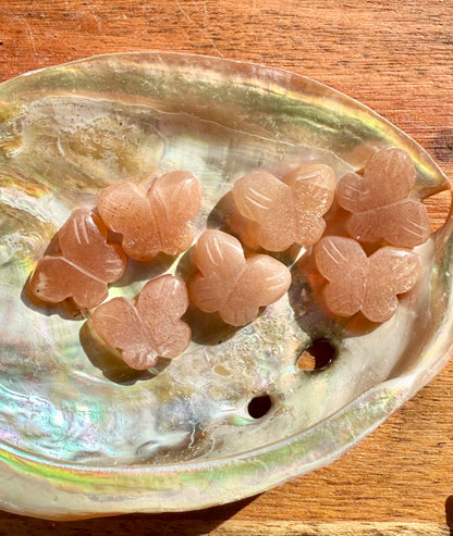 MINI PEACH MOONSTONE BUTTERFLY CARVING [OTY. 1]