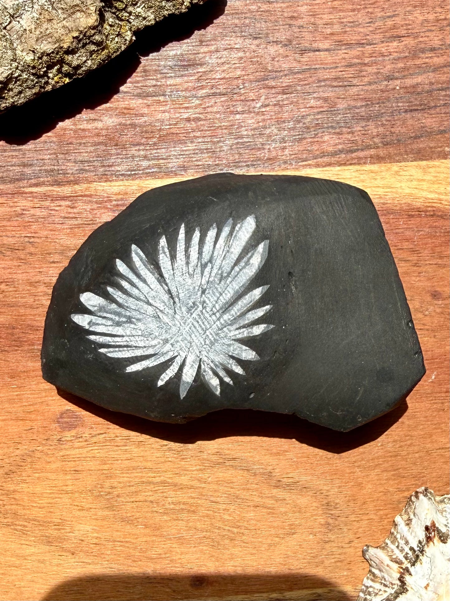 CHRYSANTHEMUM STONE FREEFORM