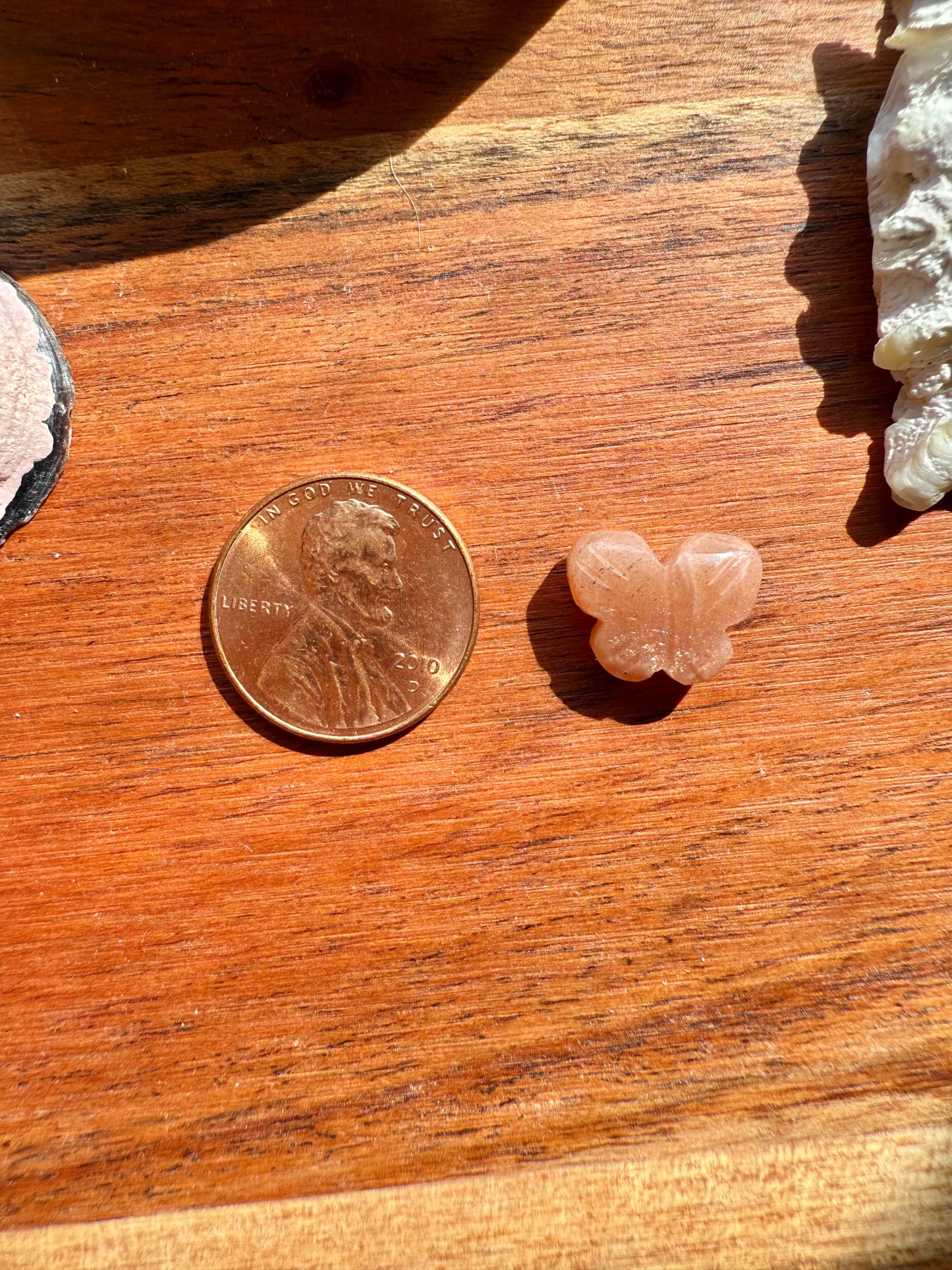 MINI PEACH MOONSTONE BUTTERFLY CARVING [OTY. 1]