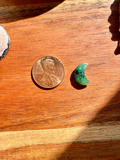 MINI EMERALD FACETED MOON CARVING [QTY. 1]