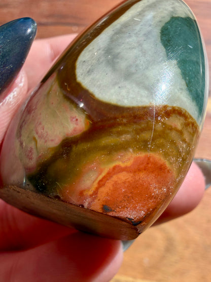 SELF-STANDING POLYCHROME JASPER FREEFORM