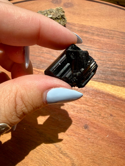 RAW BLACK TOURMALINE [MEDIUM]