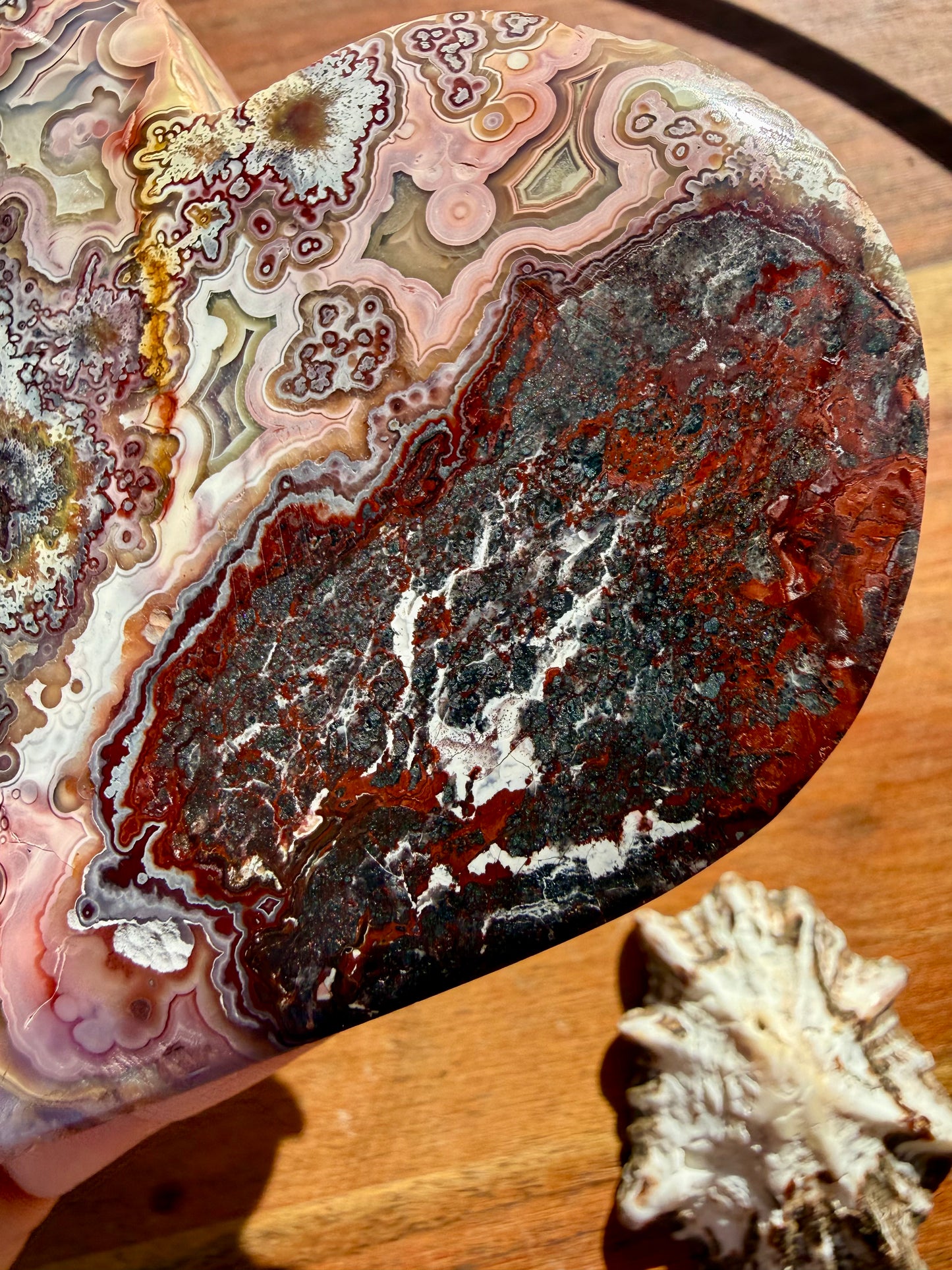 CRAZY LACE AGATE HEART WITH STAND