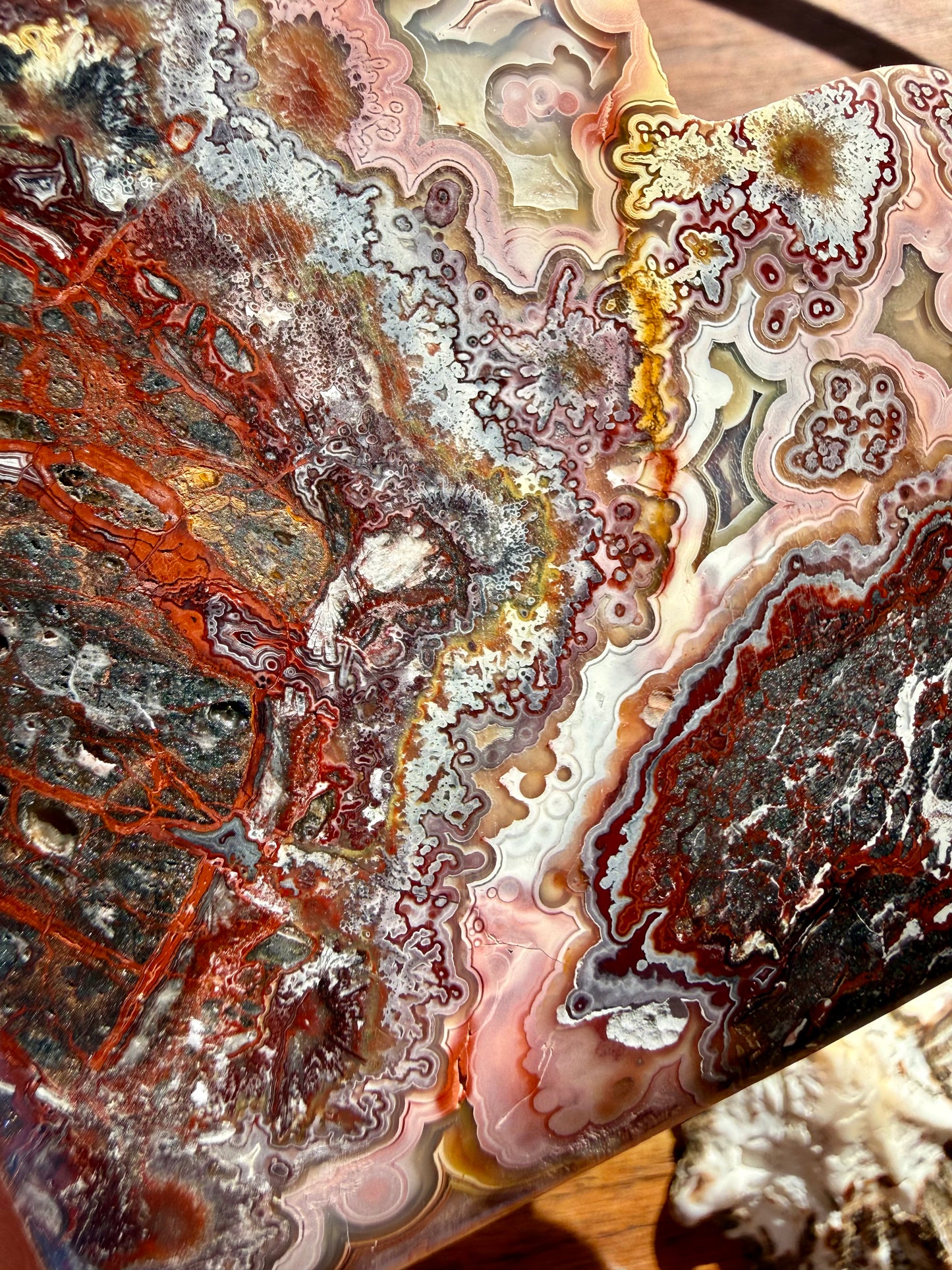 CRAZY LACE AGATE HEART WITH STAND