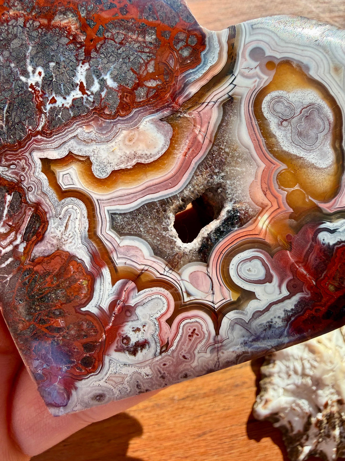 CRAZY LACE AGATE HEART WITH STAND