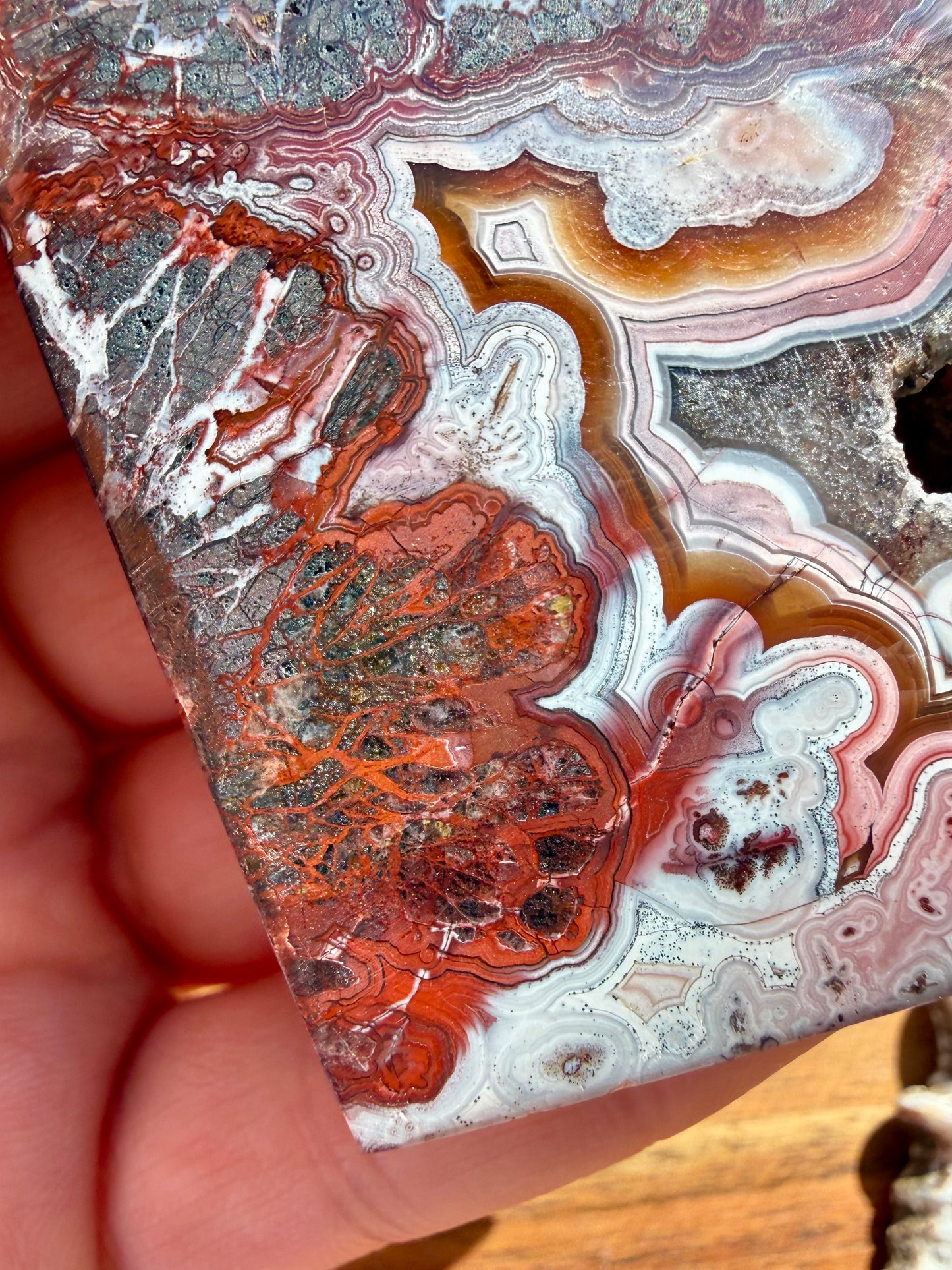 CRAZY LACE AGATE HEART WITH STAND