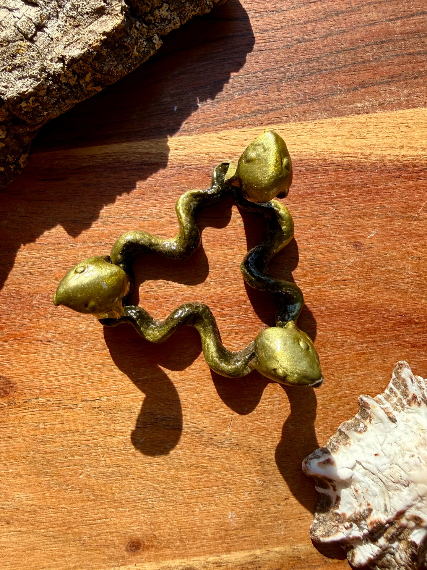 GOLD METAL SNAKE SPHERE STAND
