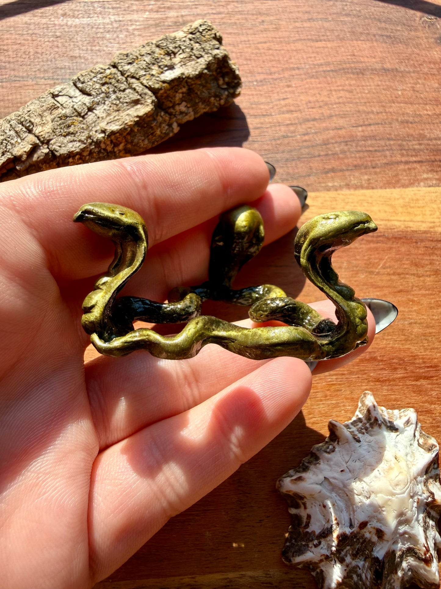 GOLD METAL SNAKE SPHERE STAND