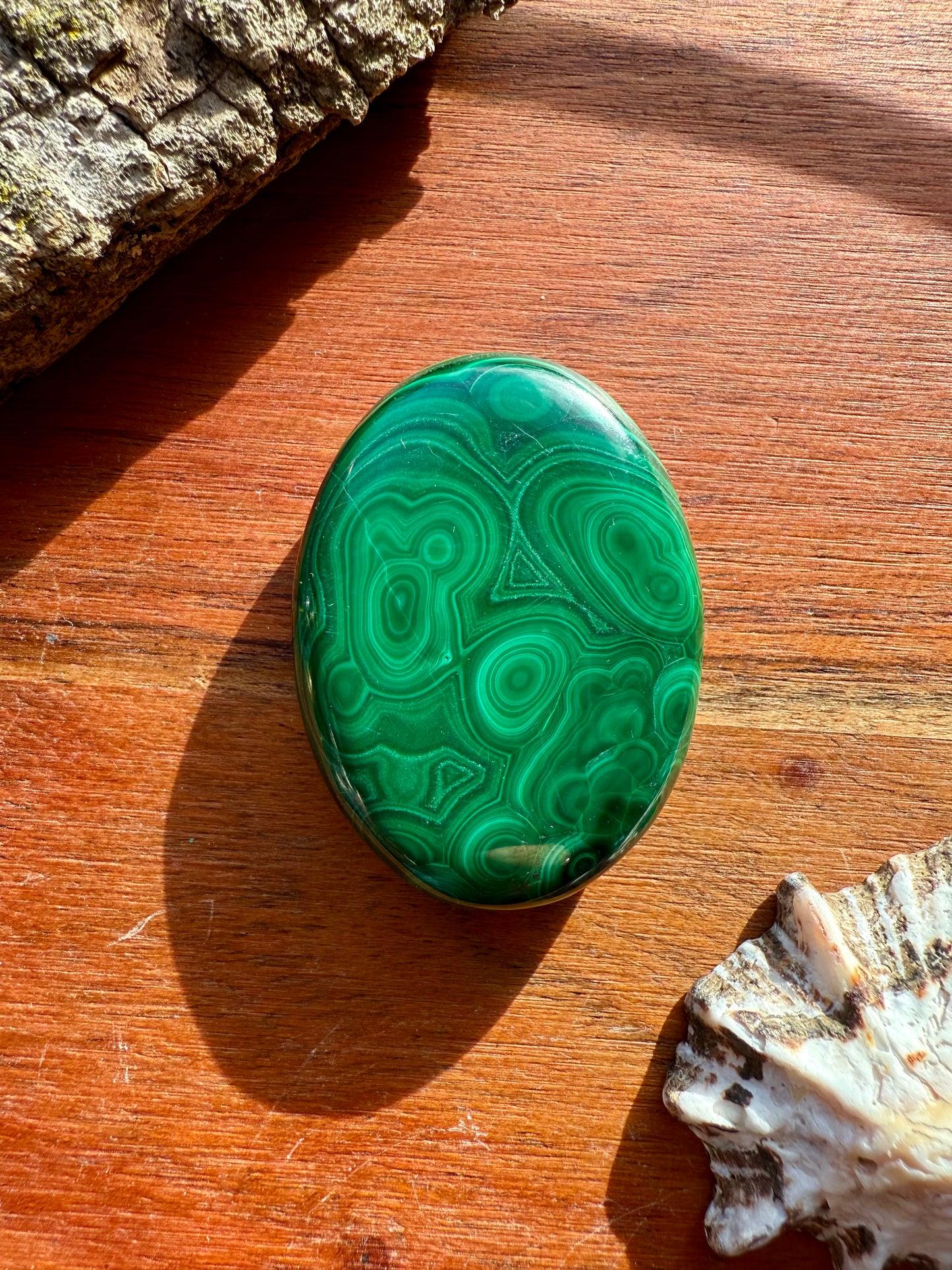 SMALL MALACHITE PALM STONE
