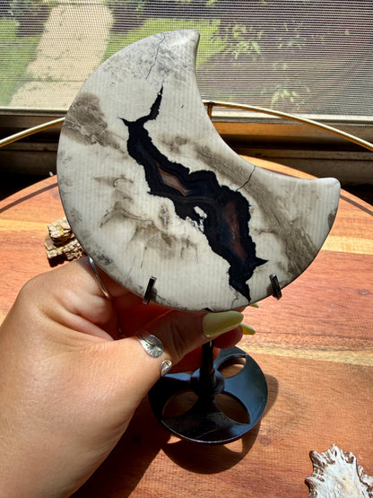VOLCANO AGATE MOON WITH STAND