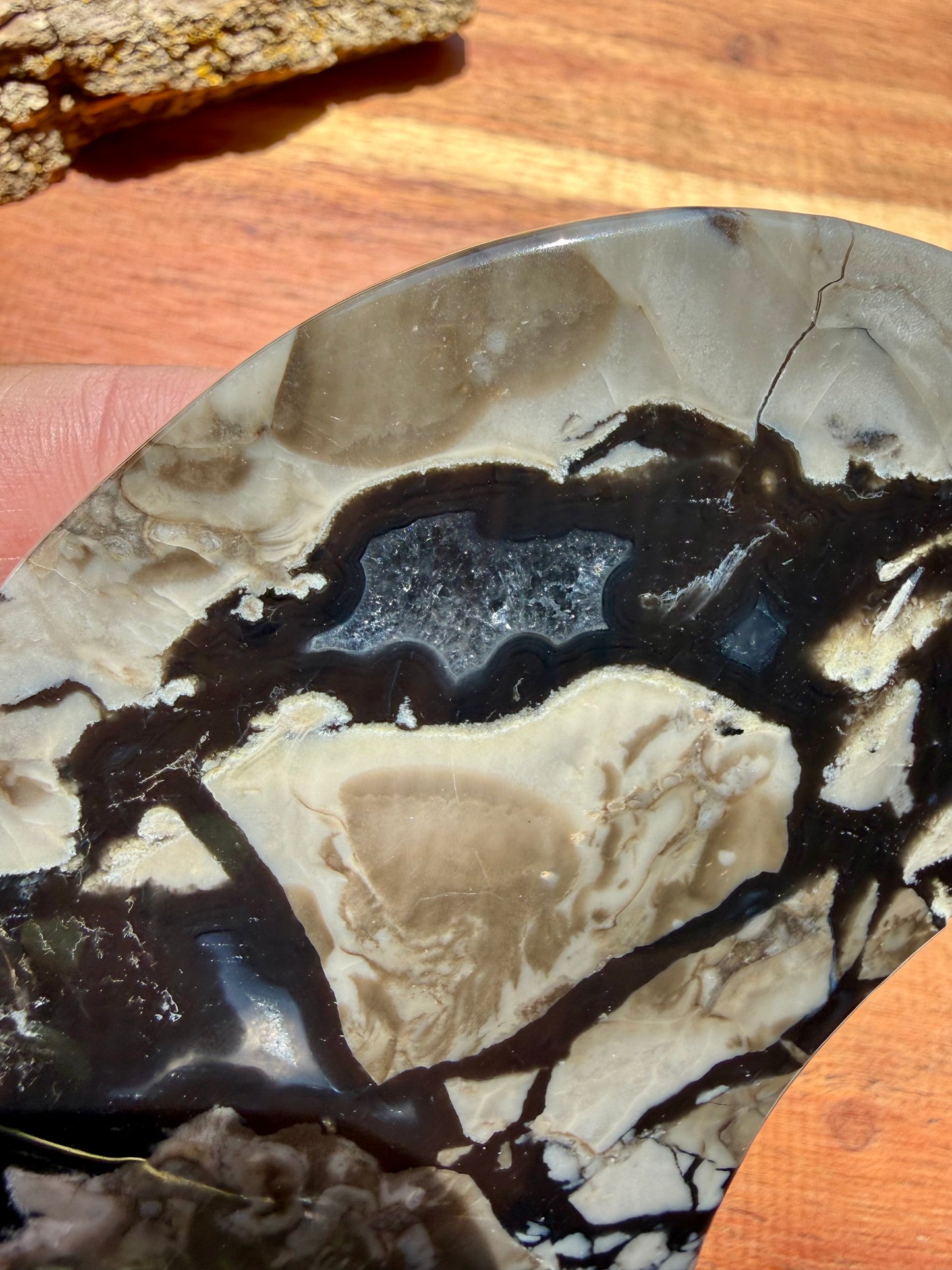 VOLCANO AGATE MOON WITH STAND