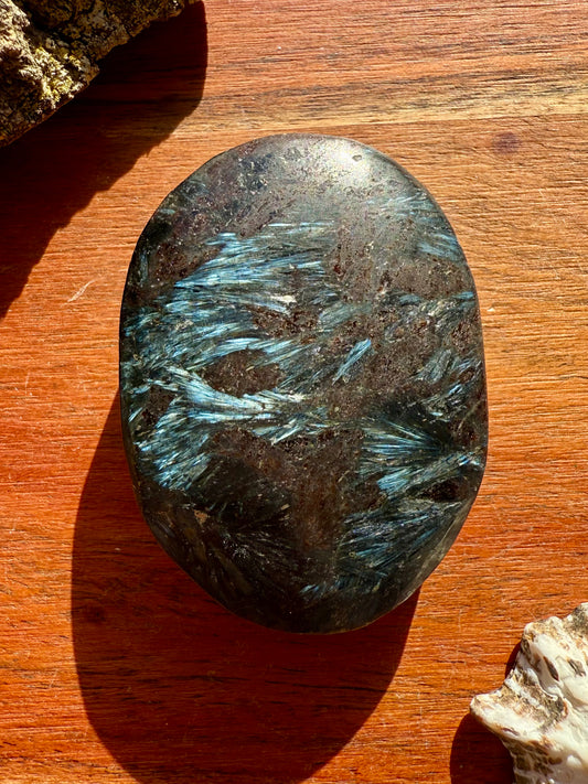 FIREWORK GARNET PALM STONE