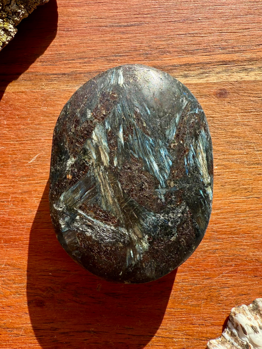 FIREWORK GARNET PALM STONE