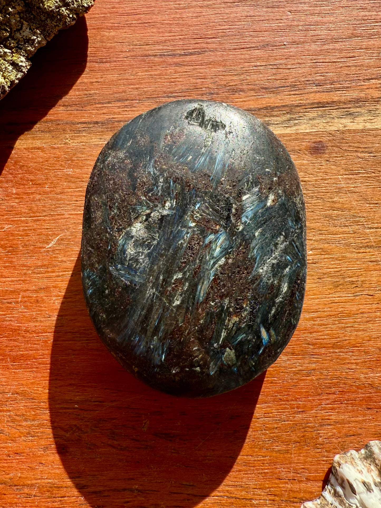 FIREWORK GARNET PALM STONE