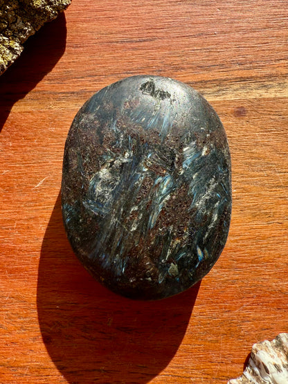 FIREWORK GARNET PALM STONE