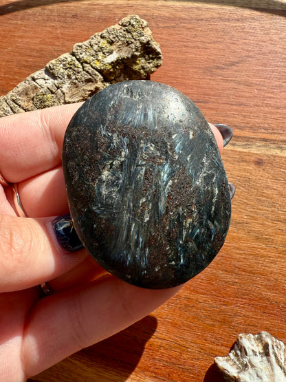 FIREWORK GARNET PALM STONE