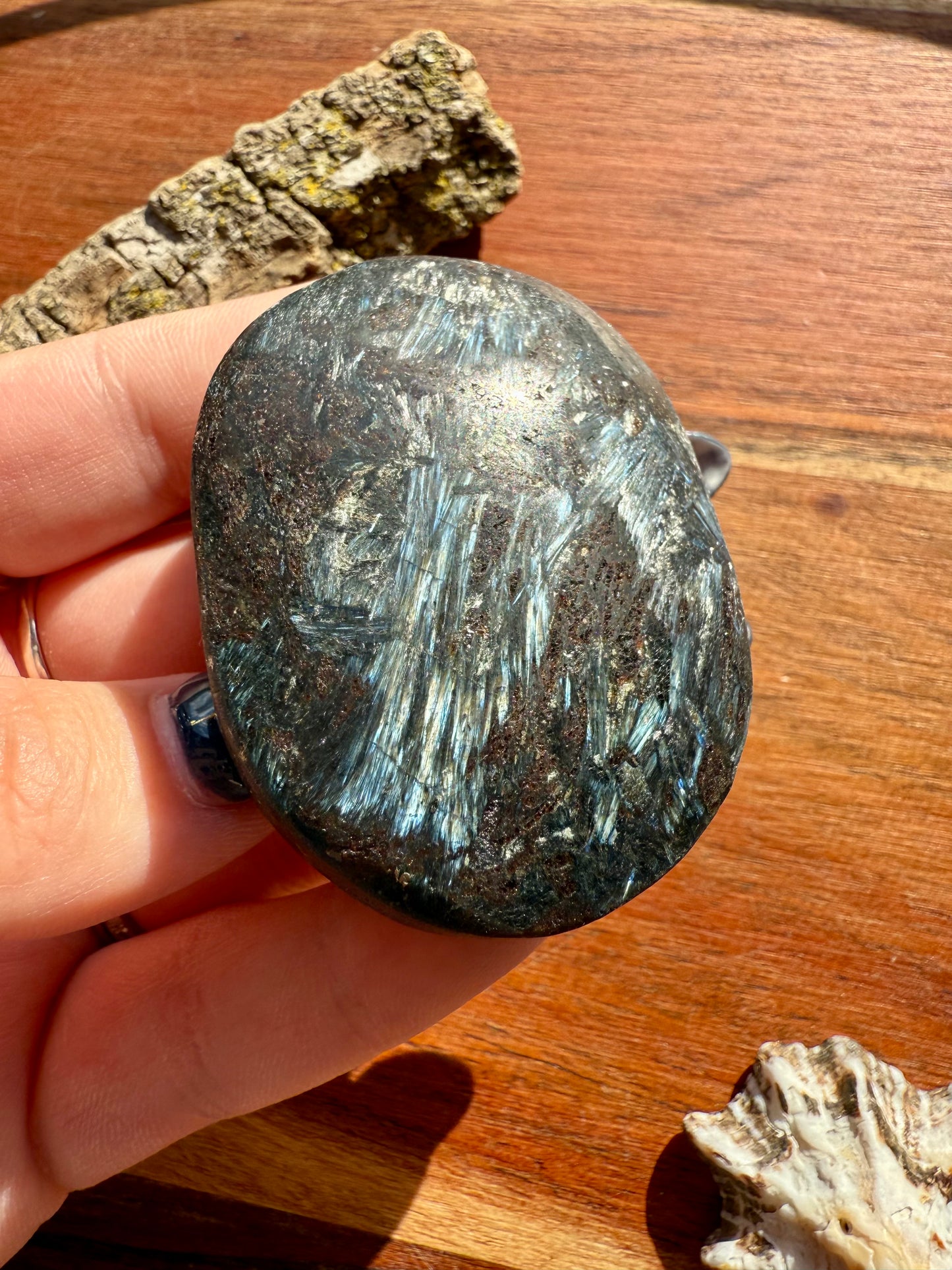 FIREWORK GARNET PALM STONE