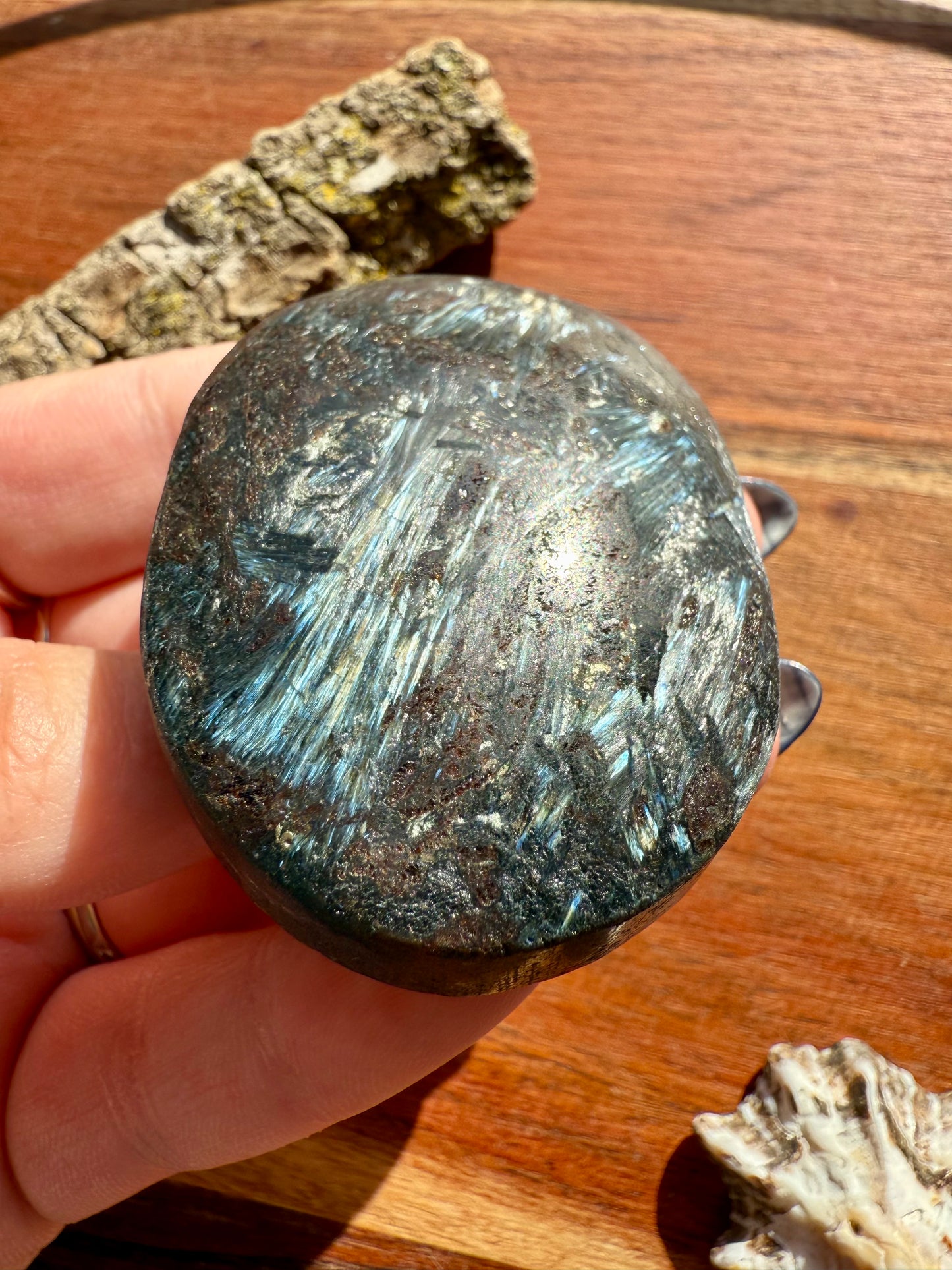 FIREWORK GARNET PALM STONE