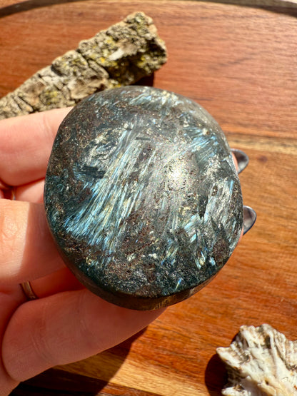 FIREWORK GARNET PALM STONE