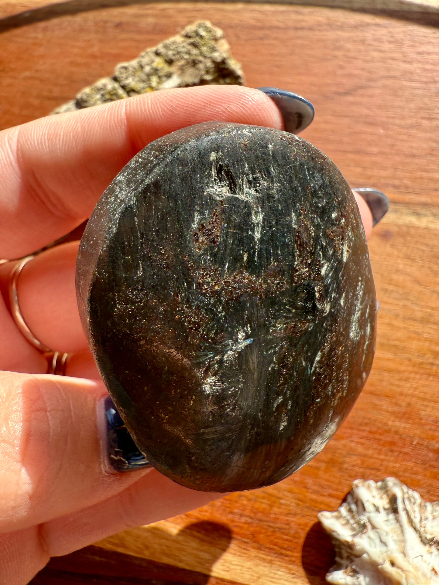 FIREWORK GARNET PALM STONE