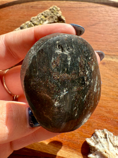 FIREWORK GARNET PALM STONE