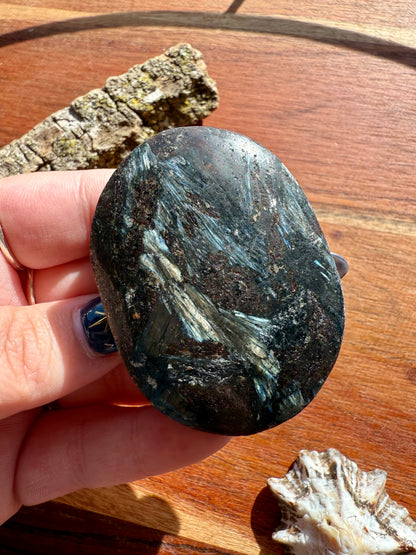 FIREWORK GARNET PALM STONE