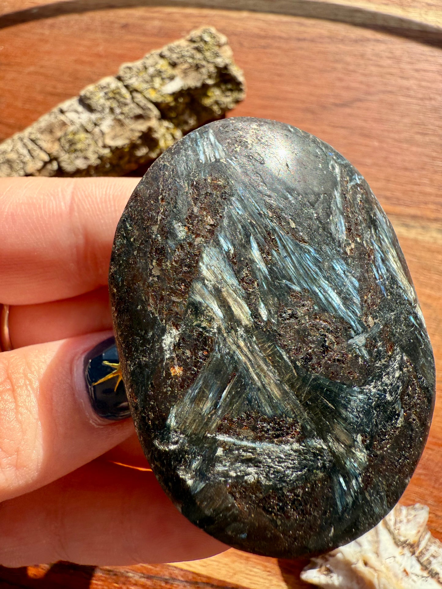 FIREWORK GARNET PALM STONE
