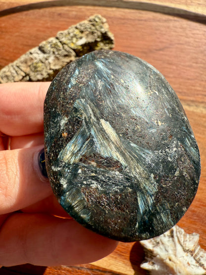 FIREWORK GARNET PALM STONE