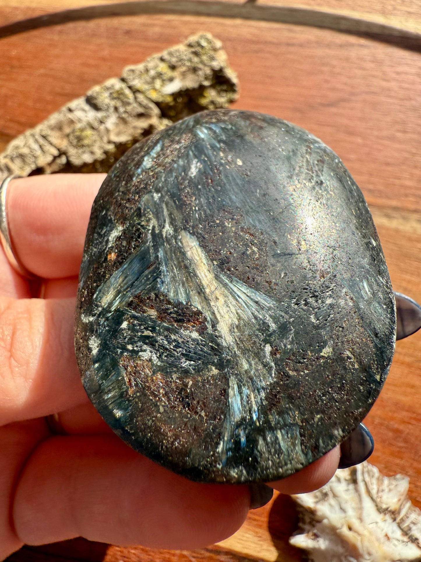 FIREWORK GARNET PALM STONE