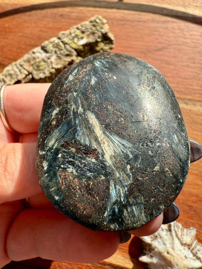 FIREWORK GARNET PALM STONE