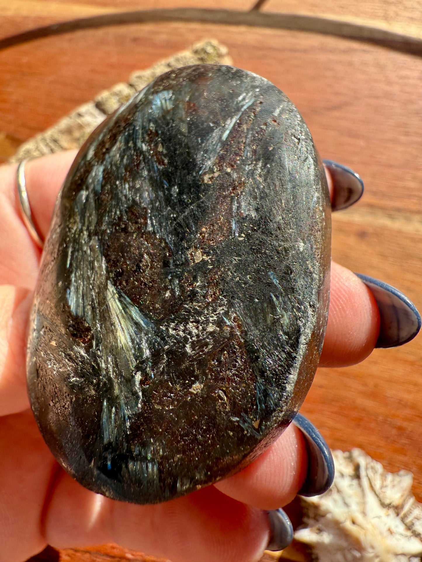 FIREWORK GARNET PALM STONE