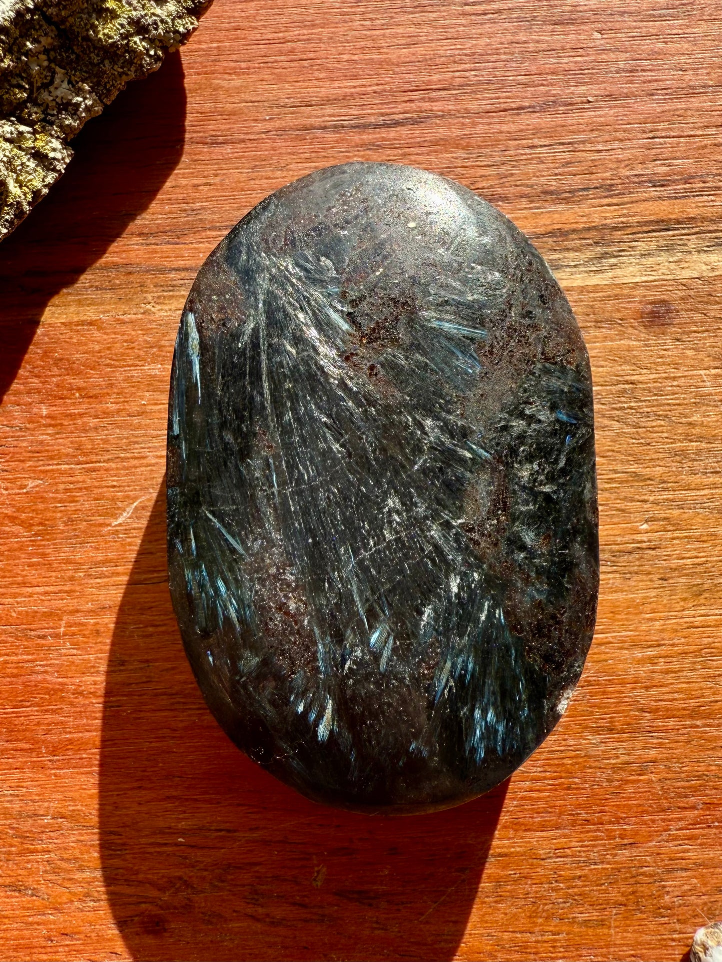 FIREWORK GARNET PALM STONE