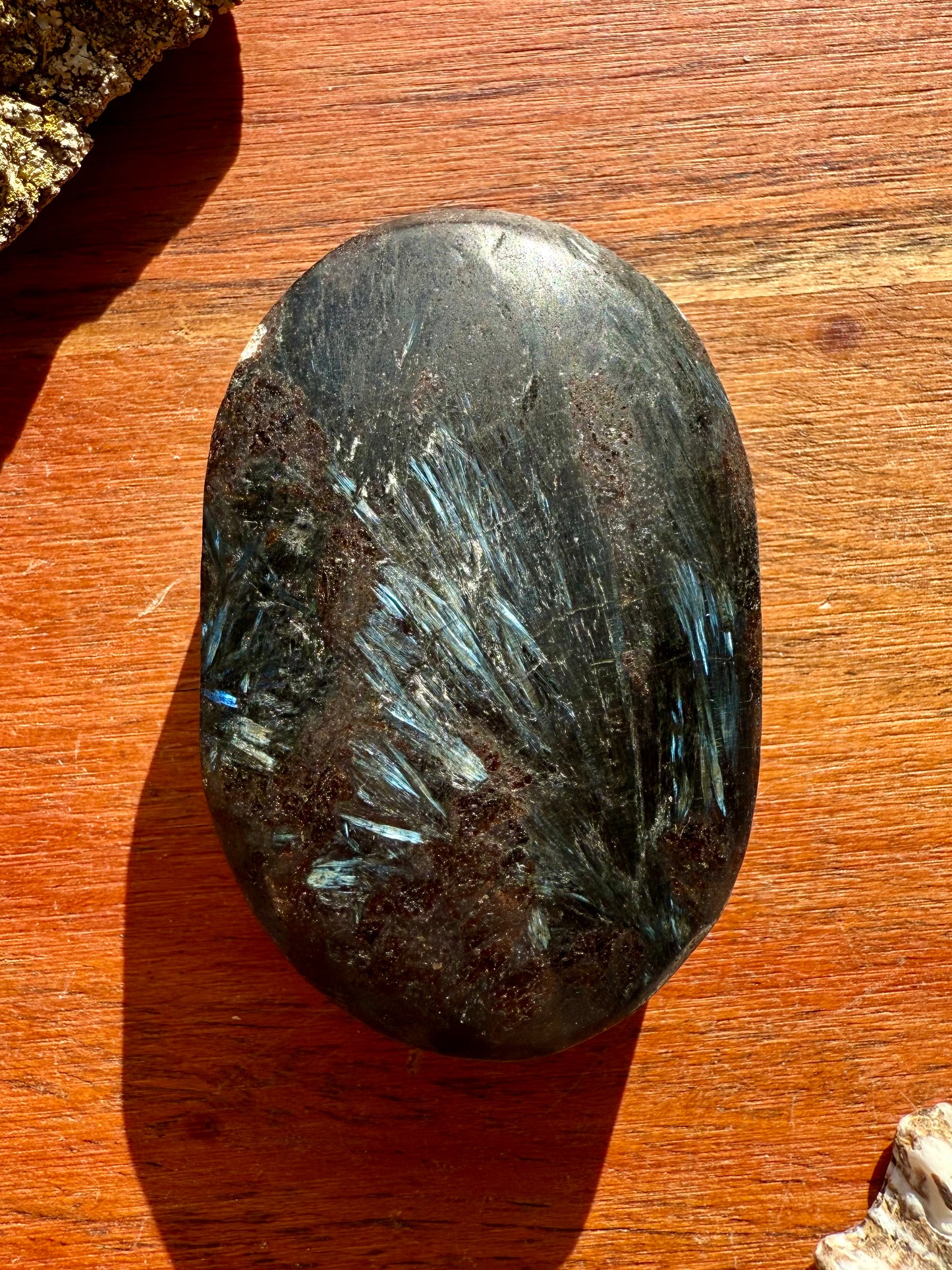 FIREWORK GARNET PALM STONE