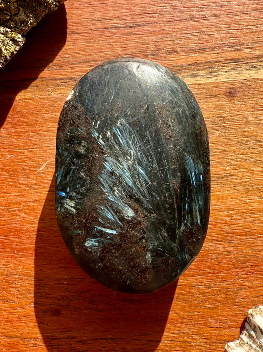 FIREWORK GARNET PALM STONE