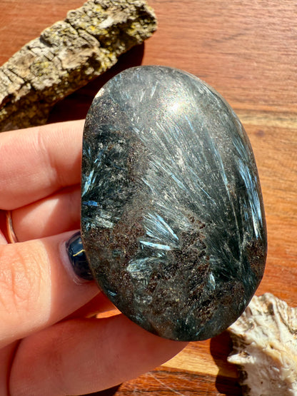 FIREWORK GARNET PALM STONE