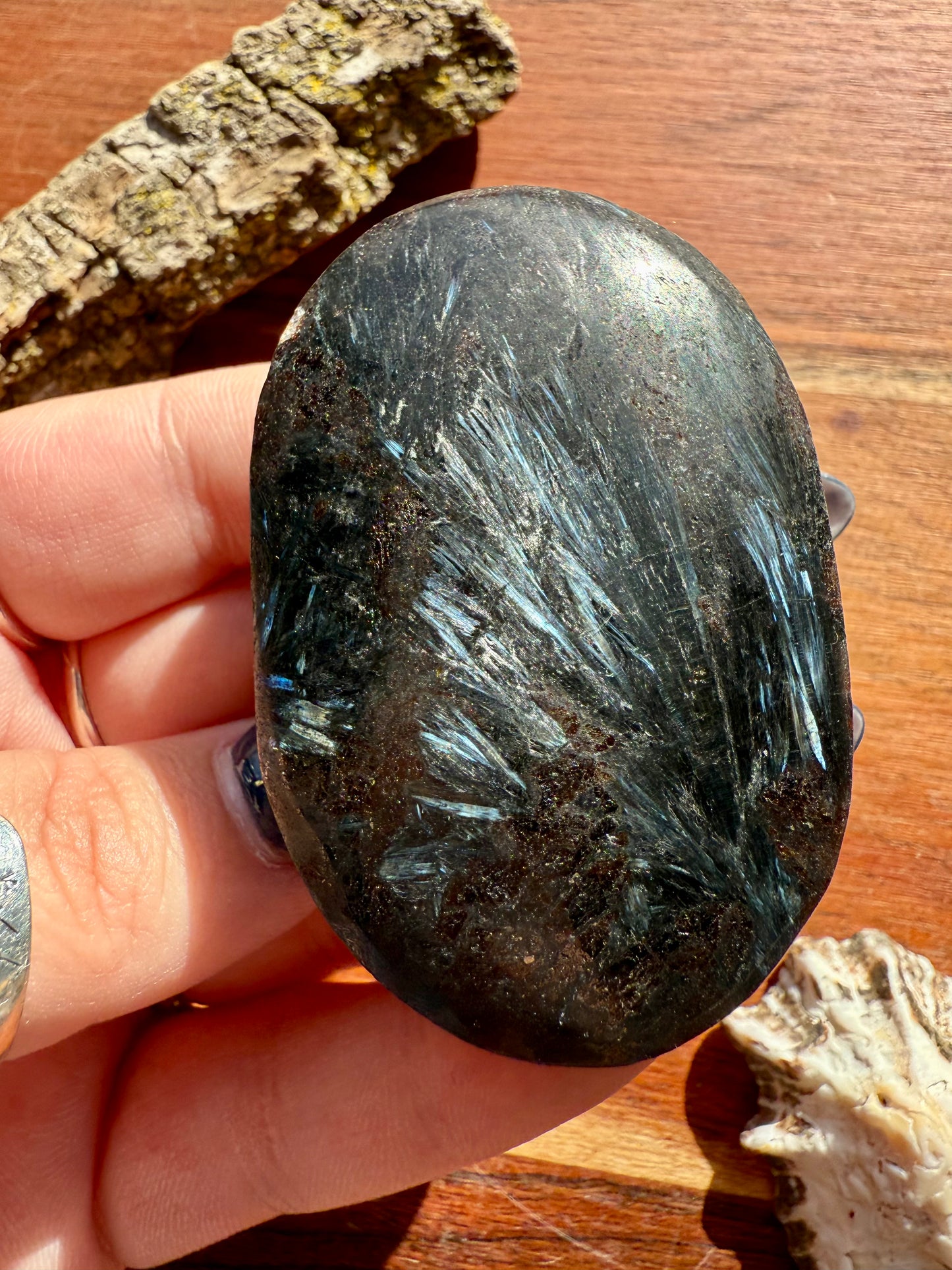 FIREWORK GARNET PALM STONE