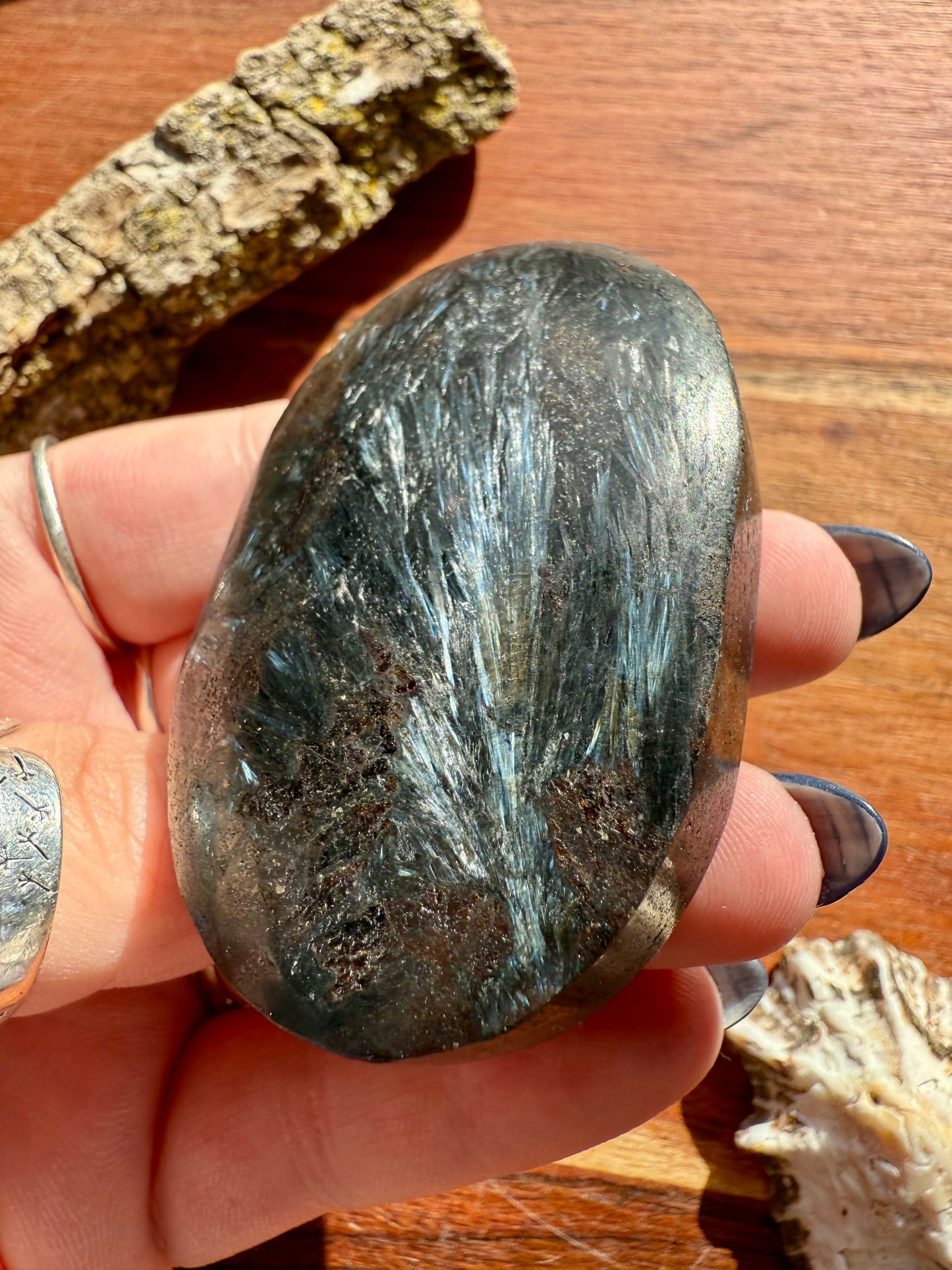 FIREWORK GARNET PALM STONE