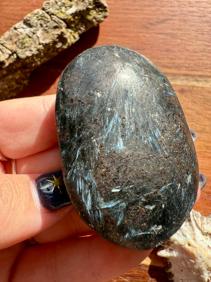 FIREWORK GARNET PALM STONE