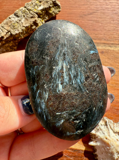 FIREWORK GARNET PALM STONE