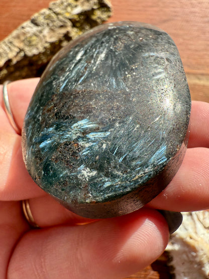 FIREWORK GARNET PALM STONE