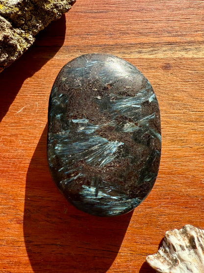 FIREWORK GARNET PALM STONE