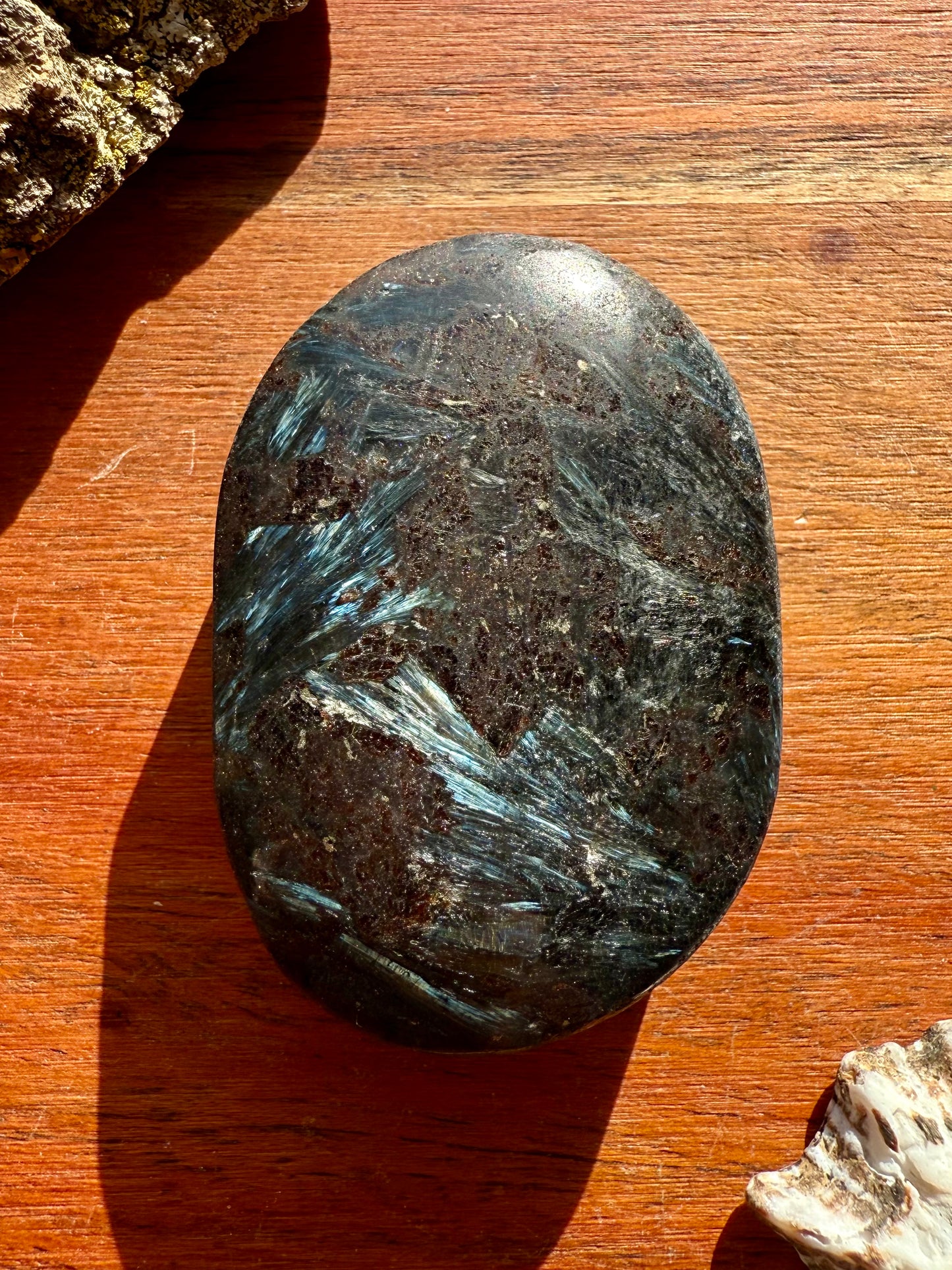 FIREWORK GARNET PALM STONE