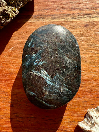 FIREWORK GARNET PALM STONE