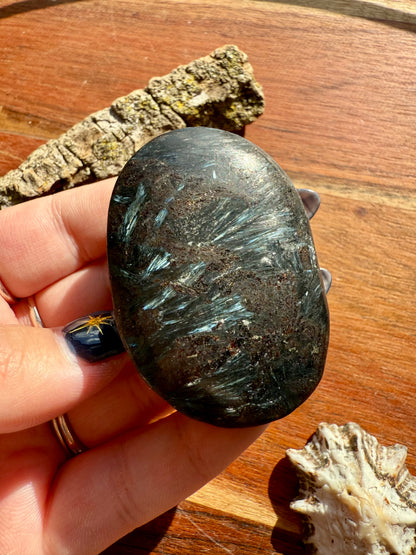 FIREWORK GARNET PALM STONE