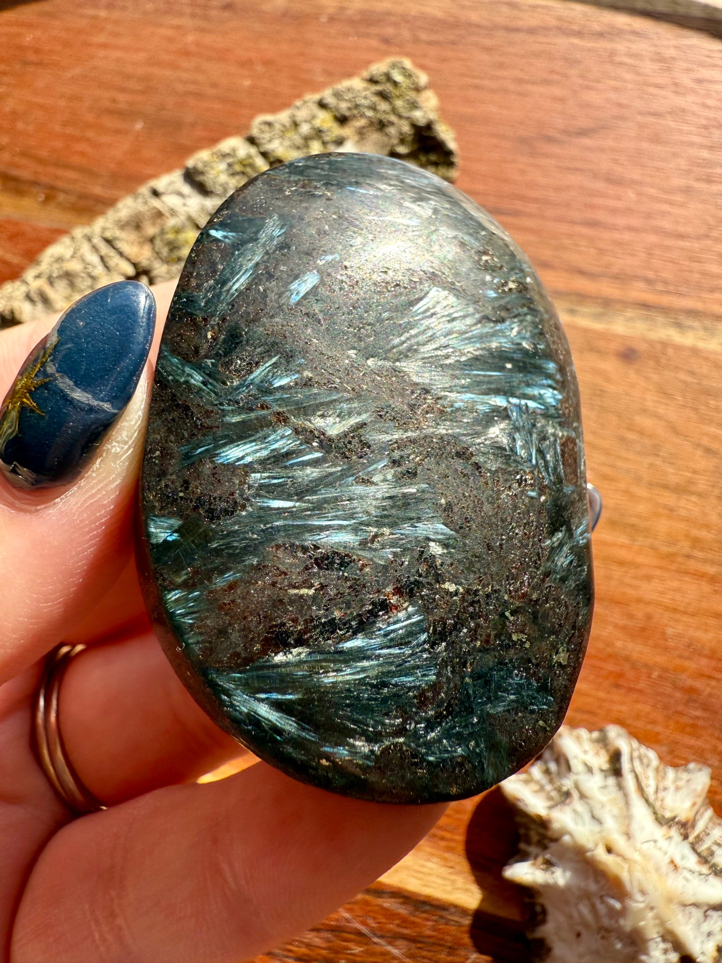 FIREWORK GARNET PALM STONE