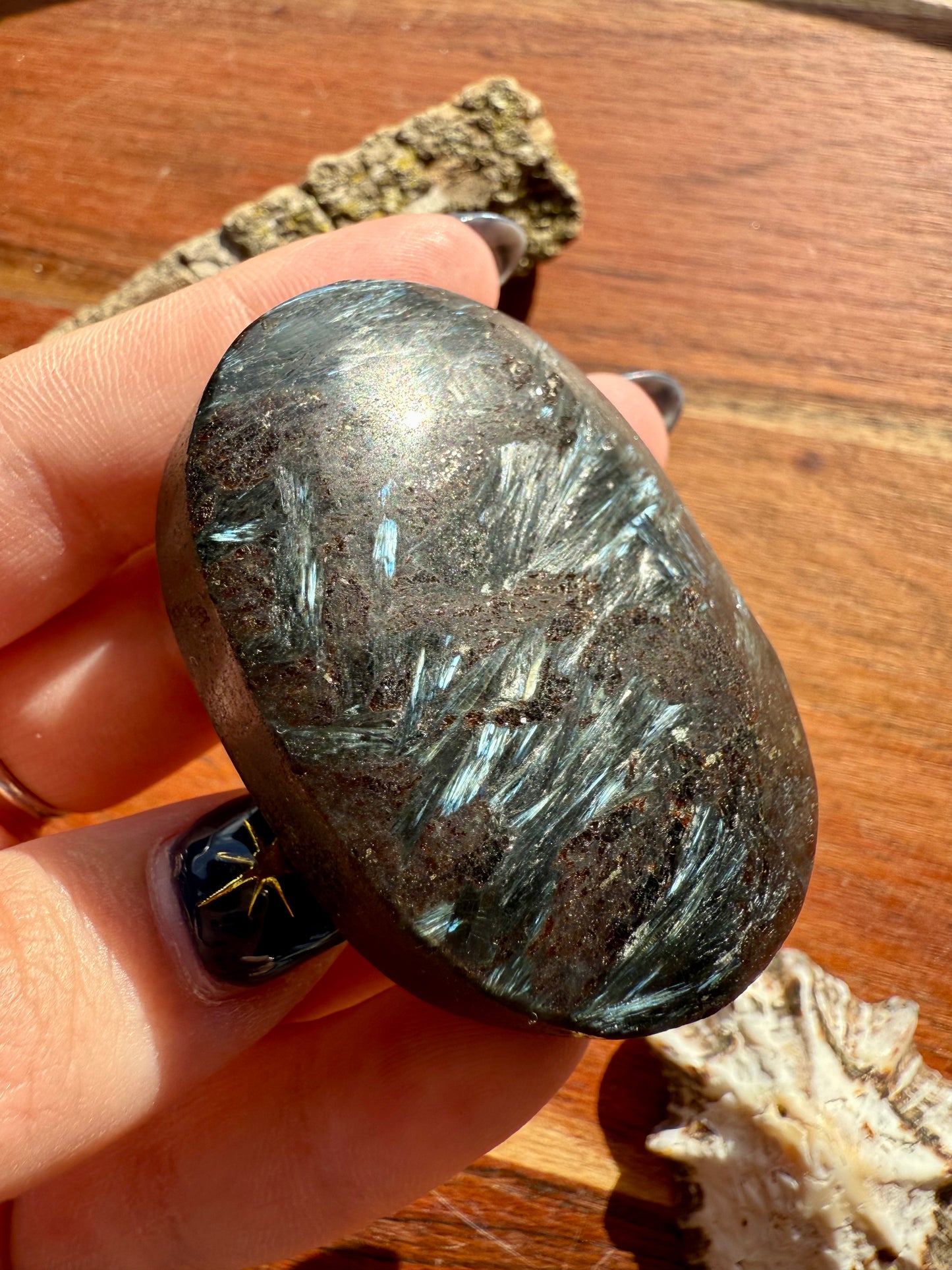 FIREWORK GARNET PALM STONE