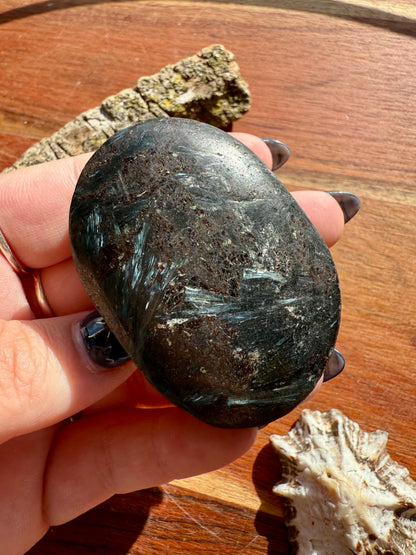 FIREWORK GARNET PALM STONE