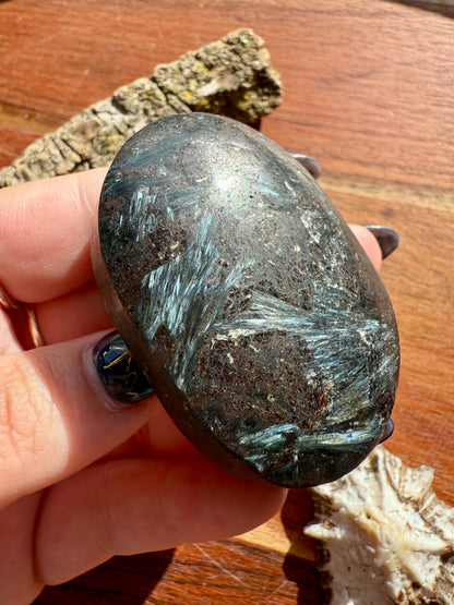 FIREWORK GARNET PALM STONE